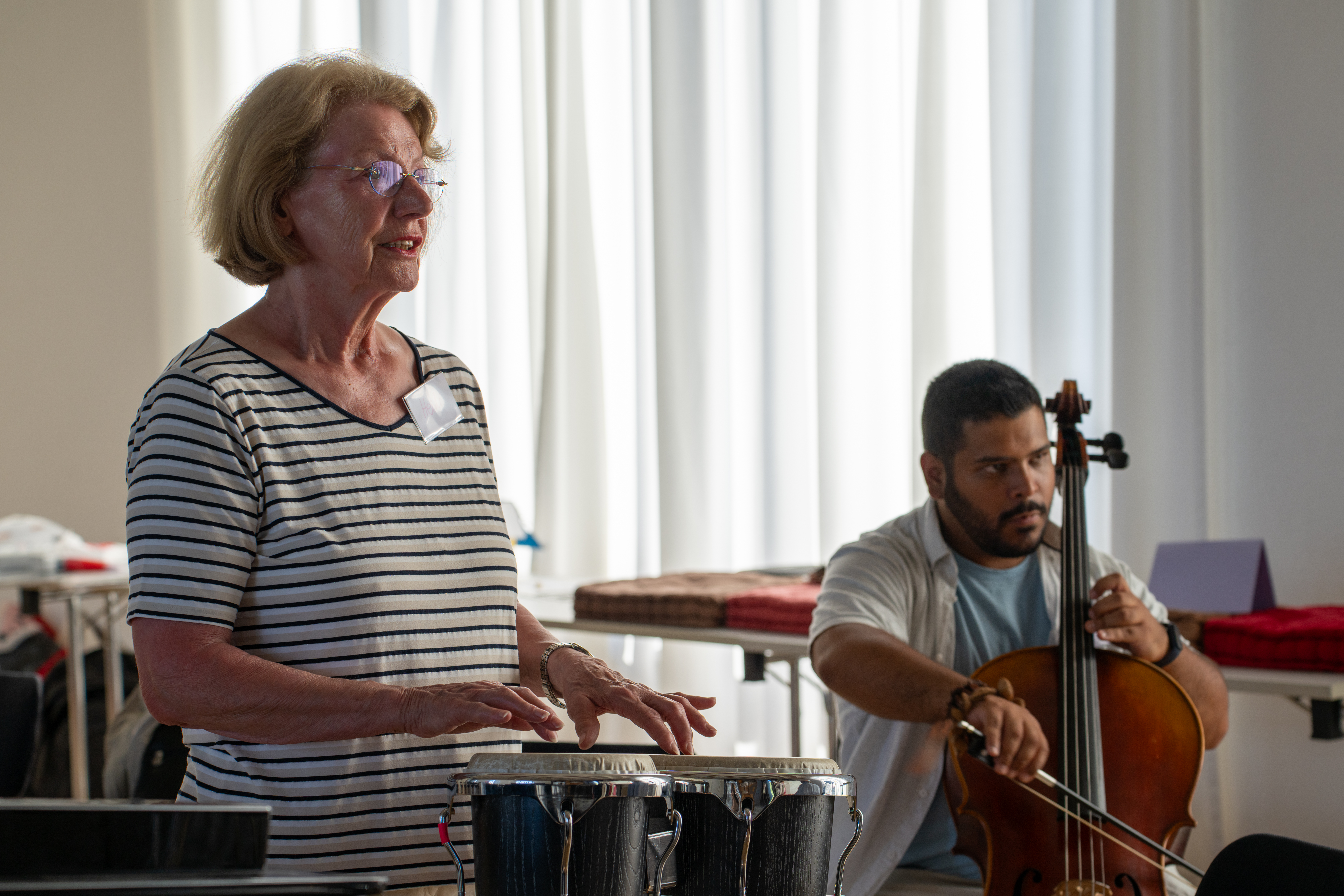 Emotionale Schwarz-Weiß-Aufnahme eines Live-Konzerts mit Fokus auf den Künstler