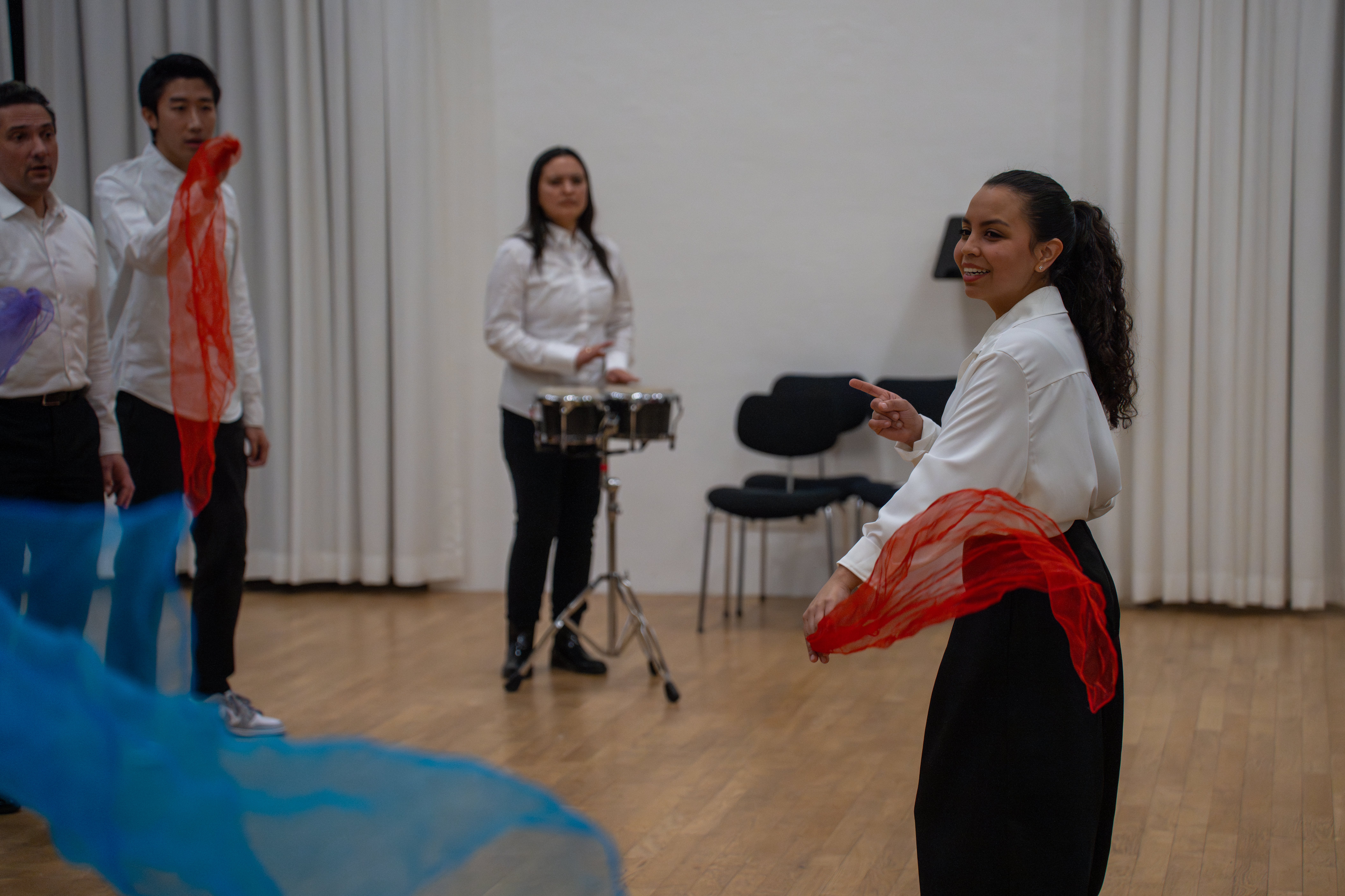 Nahaufnahme eines Gitarristen bei einem Solo, Fokus auf die Hände und Saiten